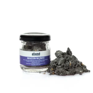 Kavanozda iri benzoin reçine parçaları, tatlı vanilyamsı tütsü ve arındırma.