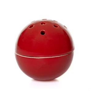 Kırmızı, delikli, küre formunda el yapımı seramik tütsülük; iki parçalı güvenli tasarım.