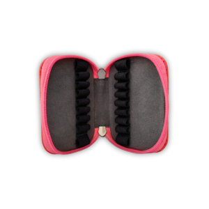 Pembe fermuarlı çanta, içte esnek bantlı 18 homeopatik tüp yuvası gösteriyor.